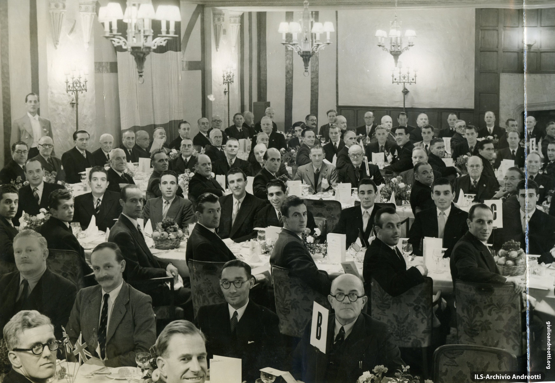 30 novembre 1949. Cena di gala in occasione della partita di calcio Italia - Inghilterra (riconoscibili sulla sinistra Umberto del Ciglio e Franco Evangelisti).