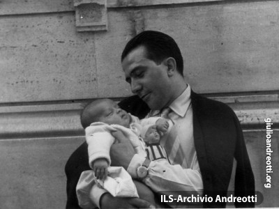 Andreotti con il figlio Lamberto nell'agosto 1950.