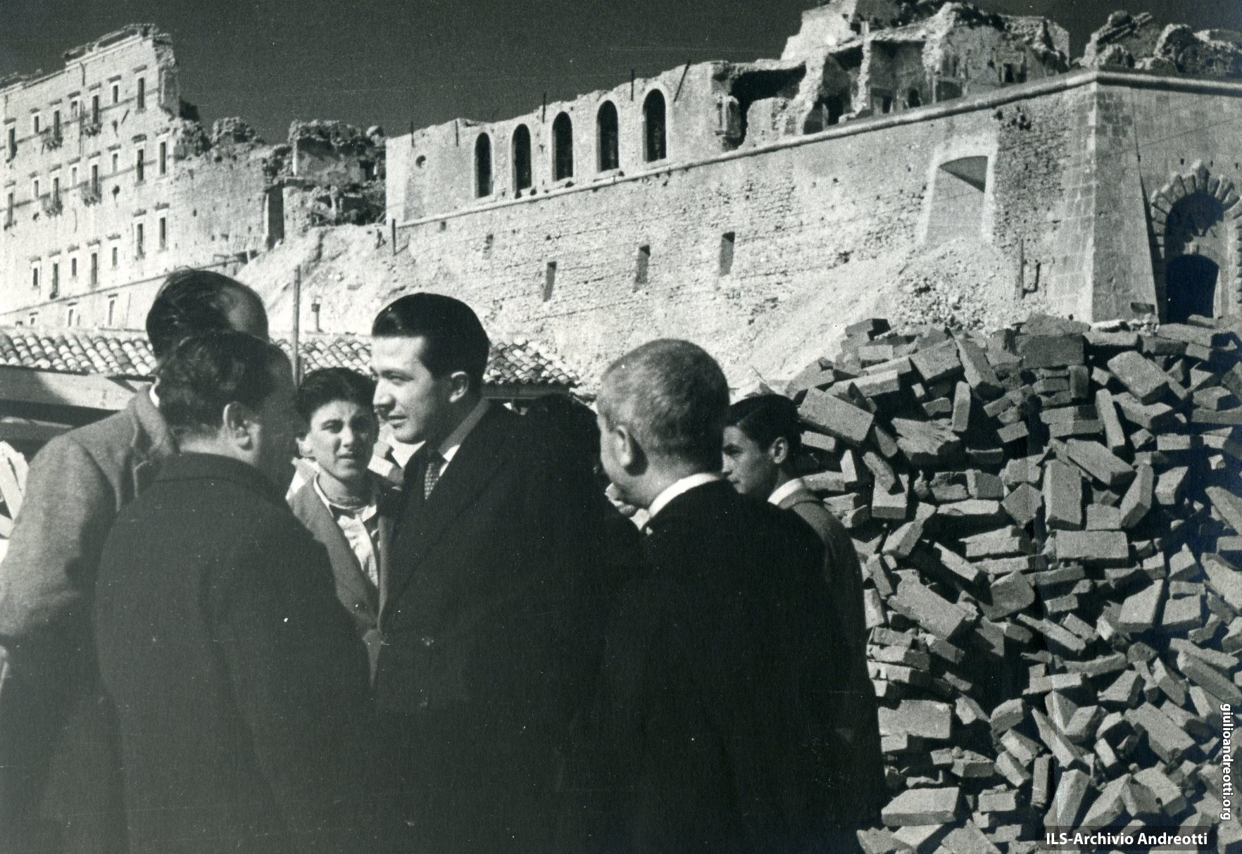 Andreotti in visita all'abazia di Montecassino in ricostruzione dopo i bombardamenti . Con lui, l'abate Ildefonso Rea.