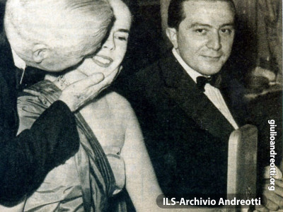 Andreotti con Charlie Chaplin e la moglie Oona O'Neill.