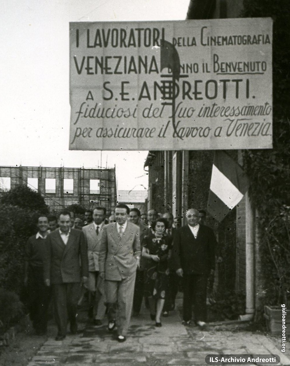 Giulio Andreotti in visita agli stabilimenti cinematografici Scalera di Venezia.