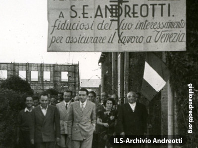 Giulio Andreotti in visita agli stabilimenti cinematografici di Scalera di Venezia.