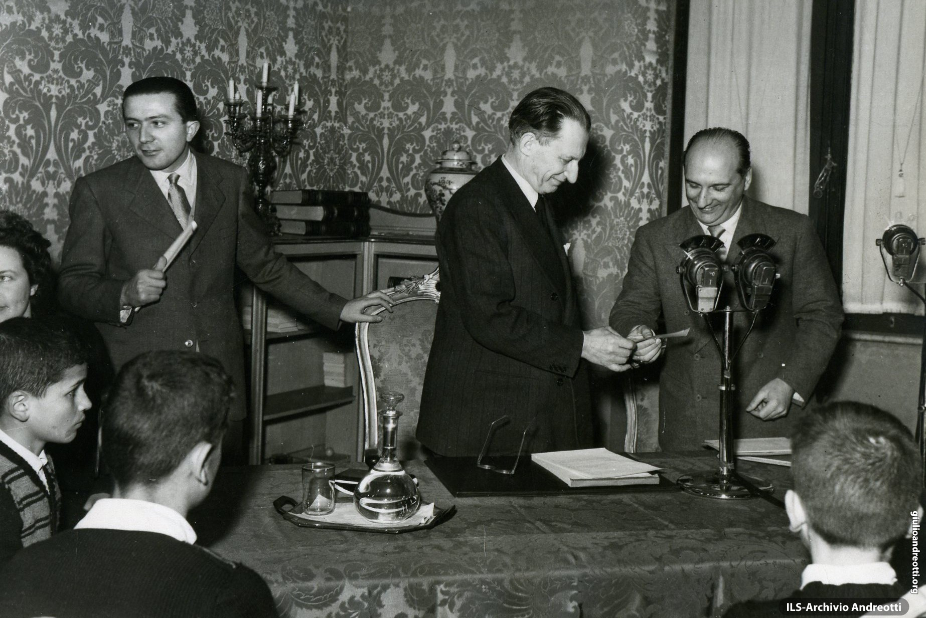 Andreotti con De Gasperi ad una trasmissione radiofonica.