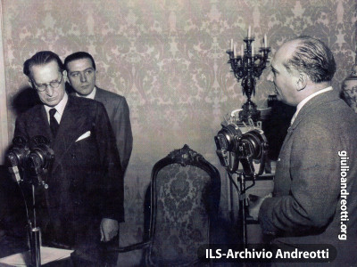 Andreotti con De Gasperi ad una trasmissione radiofonica.
