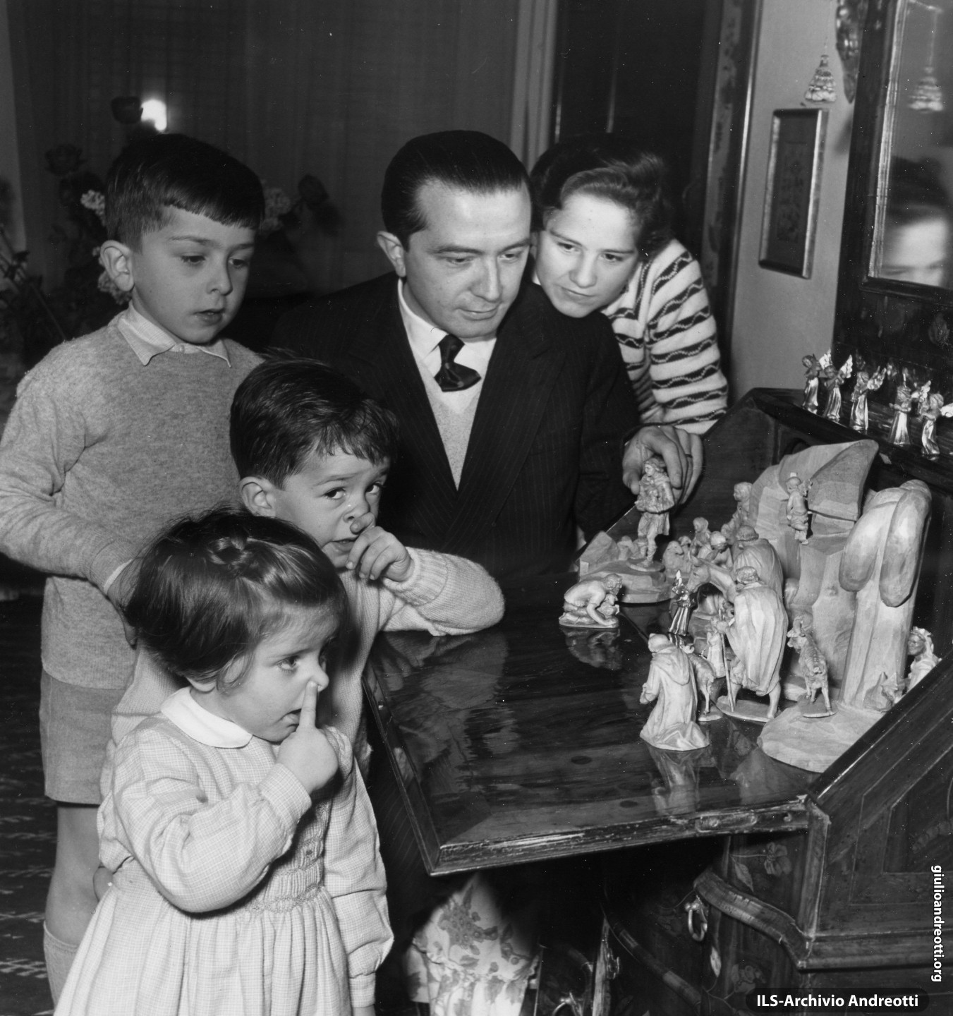 Andreotti con i figli. Natale del 1956 (foto Reporters Associati)