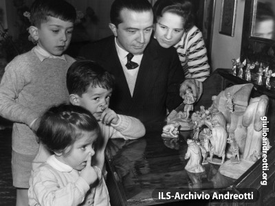 Andreotti con i figli. Natale del 1956.
