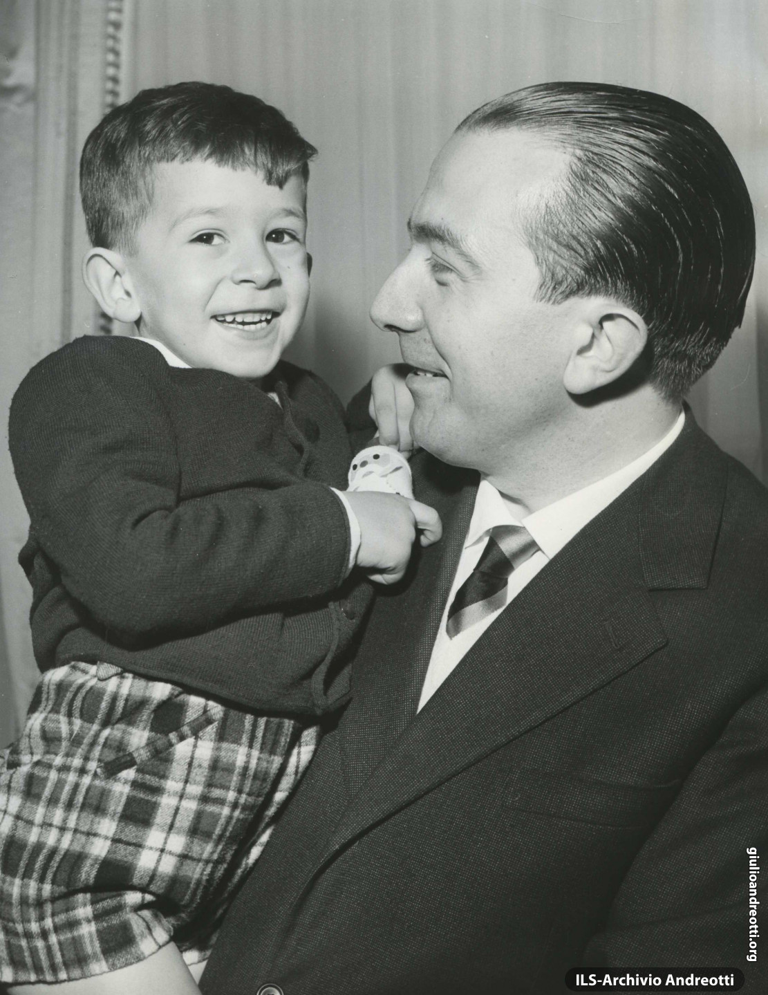 Con il figlio Stefano nel gennaio del 1958.