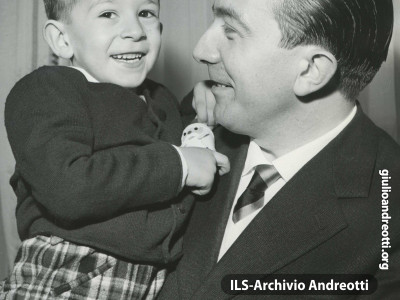 Con il figlio Stefano nel gennaio del 1958.