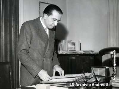 Nell'ufficio di Ministro della Difesa nel 1959.