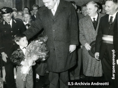 19 febbraio 1961. Il piccolo Piero Concordia offre un mazzo di fiori all'onorevole Andreotti.