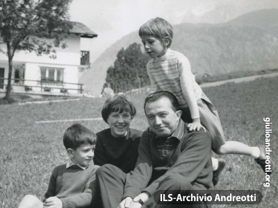 Andreotti in montagna a Courmayeur con i figli nell'agosto del 1961.