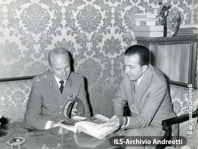Andreotti a colloquio con il generale tedesco Zerbei nel 1962.
