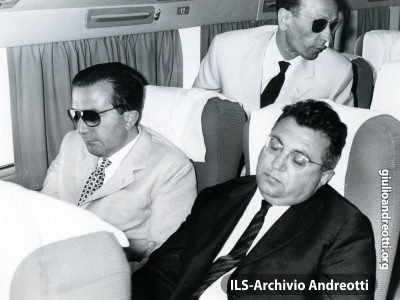 7 luglio 1962. Andreotti in volo dal Cairo con Giorgio Ceccherini.