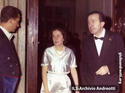 Andreotti con la moglie Livia a un ricevimento ufficiale nel gennaio 1964.