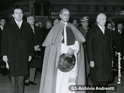 6 gennaio 1964. Giulio Andreotti accoglie insieme al Presidente della Repubblica Antonio Segni, il Papa Paolo VI di ritorno dal pellegrinaggio in Terra Santa.