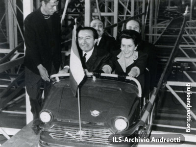 Maggio del 1966. Andreotti con la moglie Livia al Luna Park.