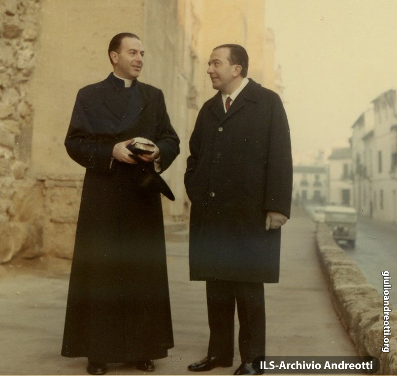 Andreotti con l'amico d'infanzia Angelo Felici, futuro cardinale, nel gennaio del 1967.