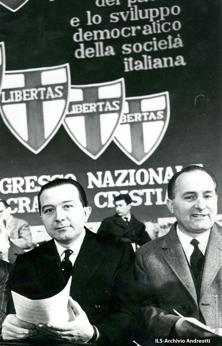 Giugno 1969. Giulio Andreotti con Oscar Luigi Scalfaro al XI congresso della DC (foto Reporters Associati)