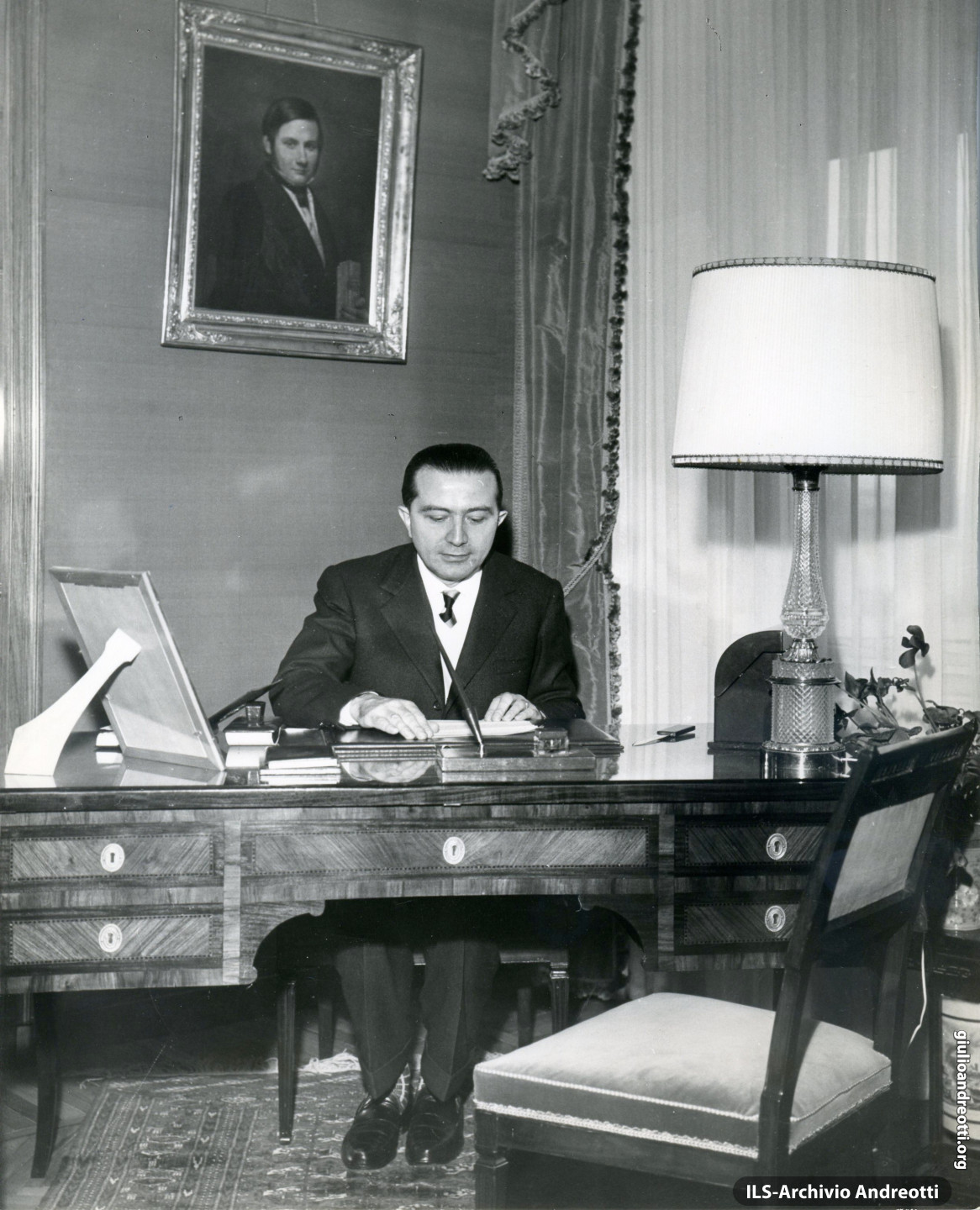 Andreotti nello studio di casa nel gennaio del 1968.