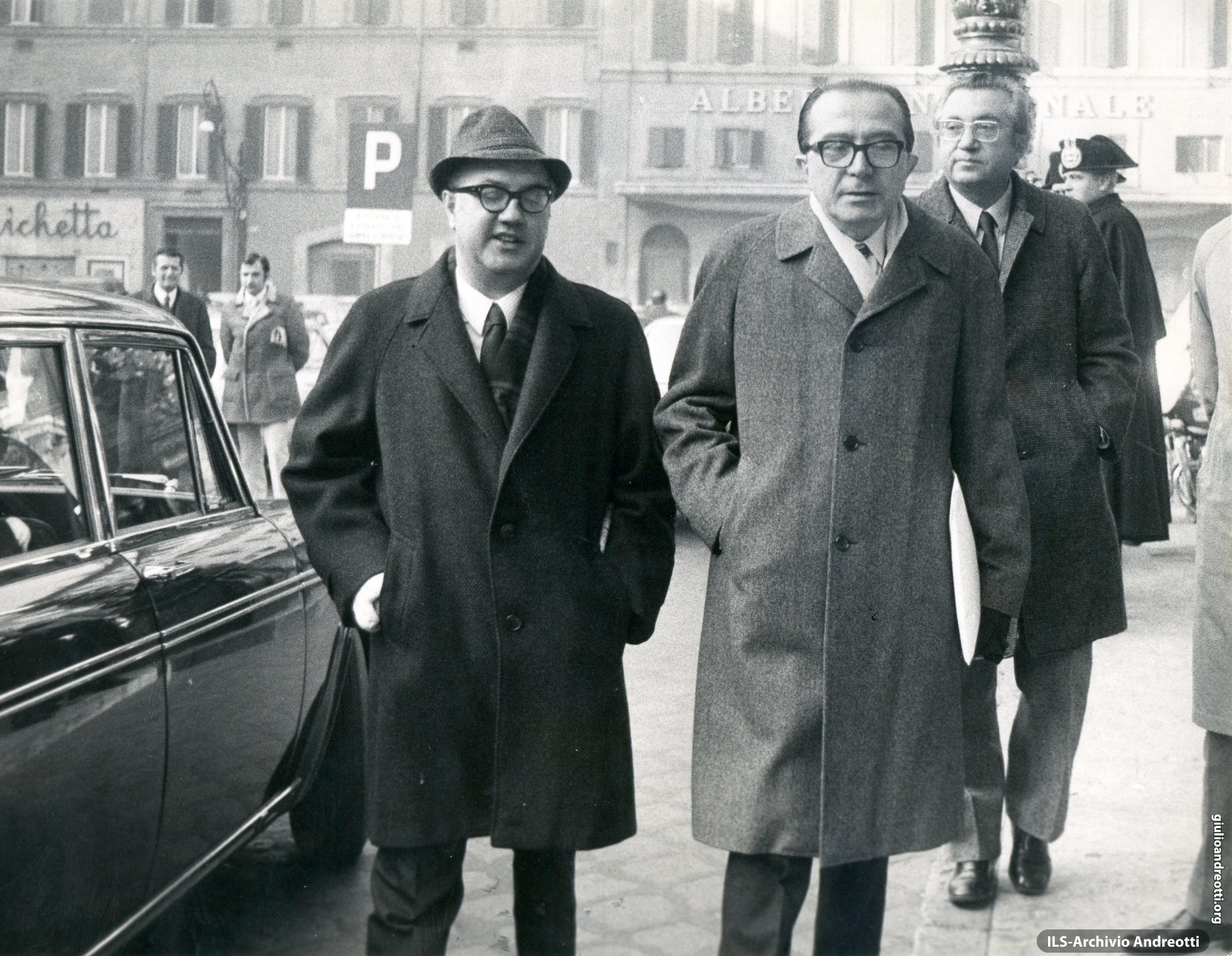 Dicembre 1971. Andreotti in piazza Montecitorio con Vittorio Bachelet. Dietro, Giorgio Ceccherini.