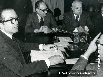 9 febbraio 1972. Trattative in vista della formazione del primo Governo Andreotti. Il presidente incaricato al tavolo con Giacomo Mancini e Francesco De Martino.