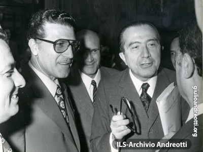 Andreotti con l'arbitro di calcio Concetto Lo Bello nel 1972.