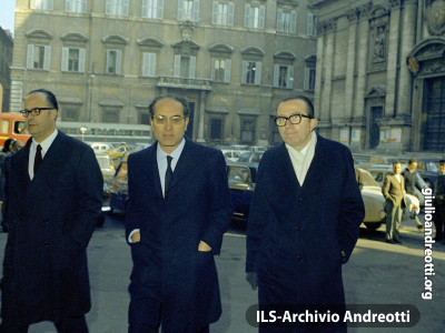 Andreotti con Emilio Colombo e Nicola Signorello in Piazza del Gesù.
