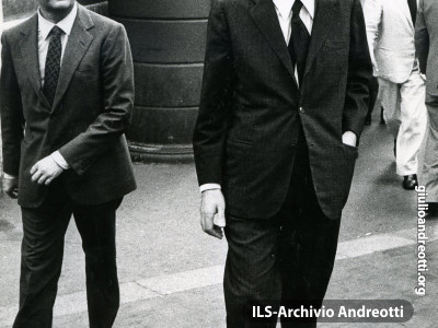 11 agosto 1972. Andreotti con il sottosegretario Franco. Evangelisti all'uscita di Palazzo Madama subito dopo la votazione degli emendamenti del decreto sulle pensioni.