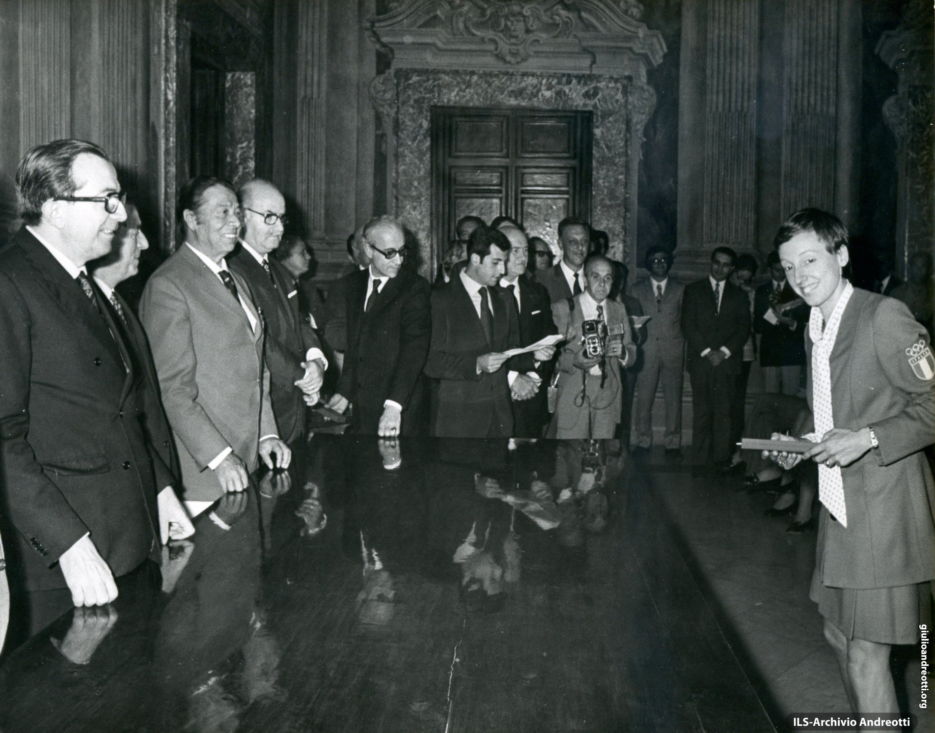 27 settembre 1972. Premiazione a Palazzo Chigi degli atleti italiani vincitori di medaglie alle Olimpiadi di Monaco. Il Presidente premia Paola Pigni.