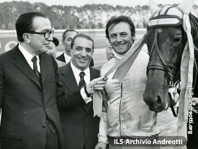 4 ottobre 1972. Premiazione del cavallo Sharif di Jesolo, della scuderia Sandra, montato da G. Rossi, vincitore del 45° Derby di trotto di Tor di Valle.
