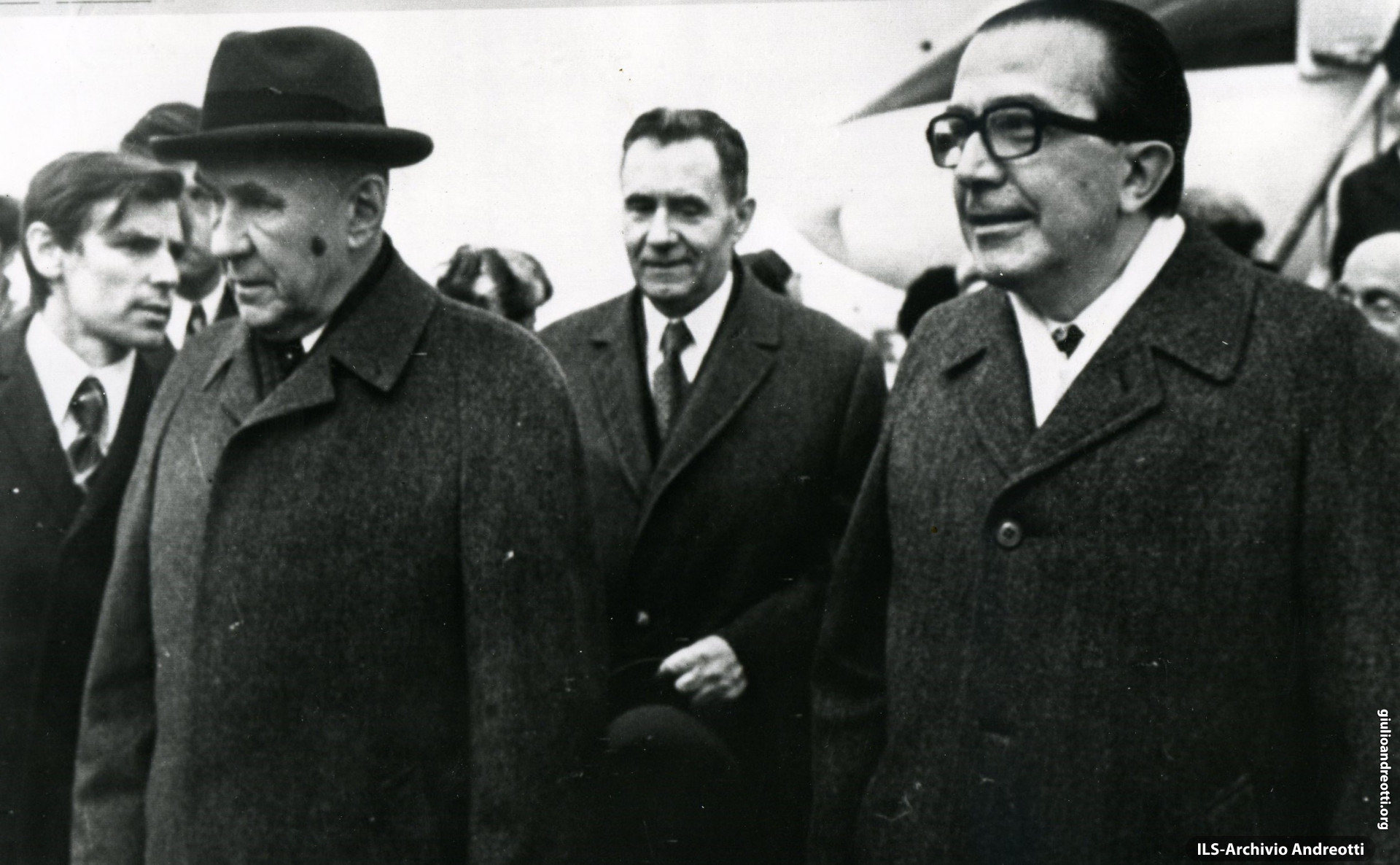 24 ottobre 1972. Visita ufficiale in URSS. Andreotti è accolto dal primo ministro sovietico Kosygin. In seconda fila, il ministro degli esteri Andrei Gromiko.