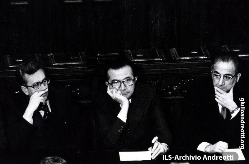 Andreotti in Parlamento con il ministro degli Esteri Forlani e il ministro dell'Interno Cossiga nel 1972.