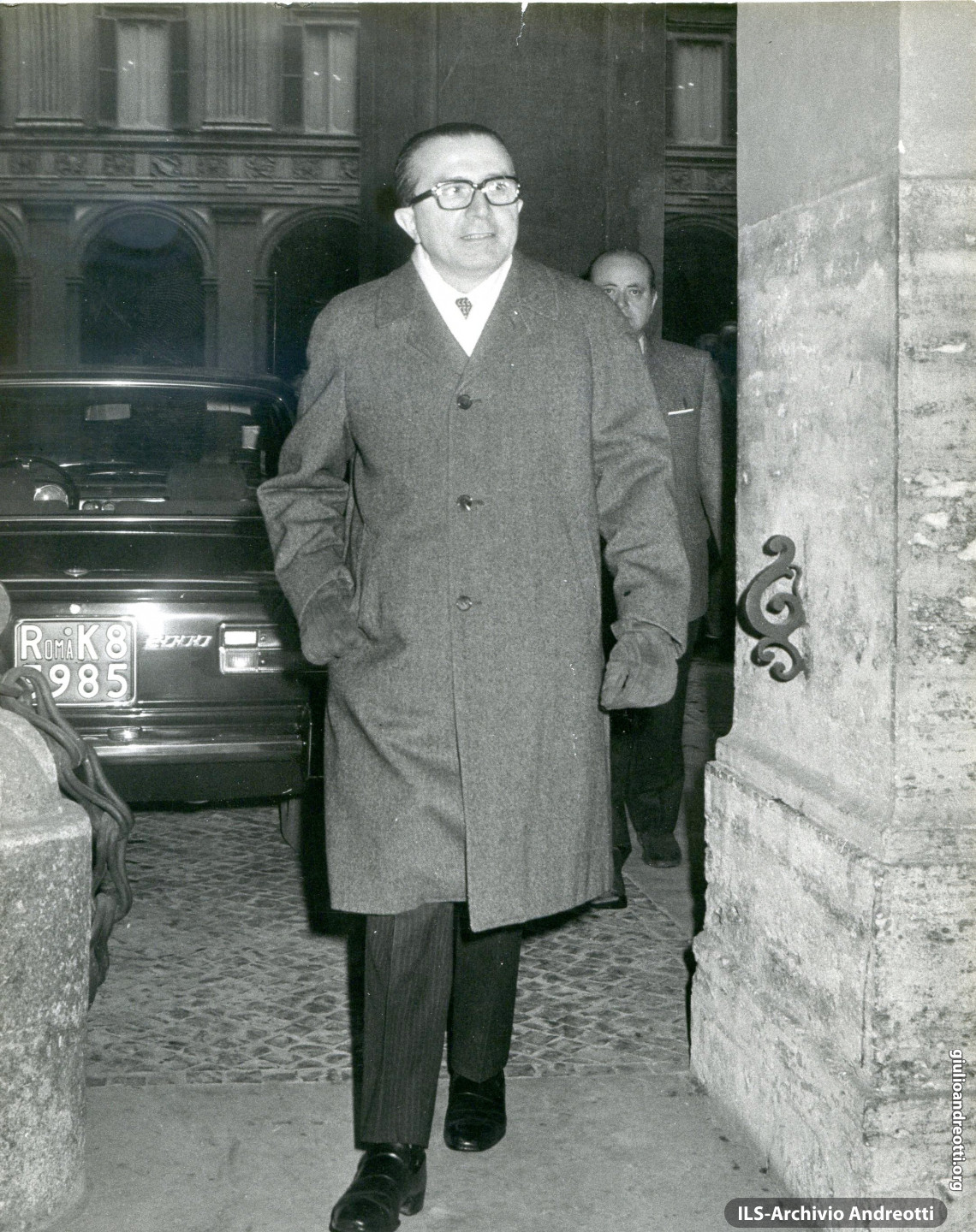 Andreotti lascia Palazzo Chigi dopo il Consiglio dei Ministri del 20 gennaio 1973 che ha approvato i provvedimenti per il nubifragio nel Sud.