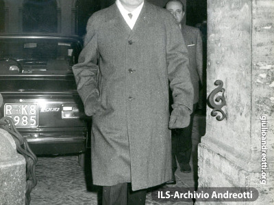 Andreotti lascia Palazzo Chigi dopo il Consiglio dei Ministri del 20 gennaio 1973.