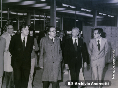 4 settembre 1976. Prima pietra dello stabilimento Fantoni Arredamenti SpA. Alla destra di Andreotti il ministro del Lavoro Mario Toros.