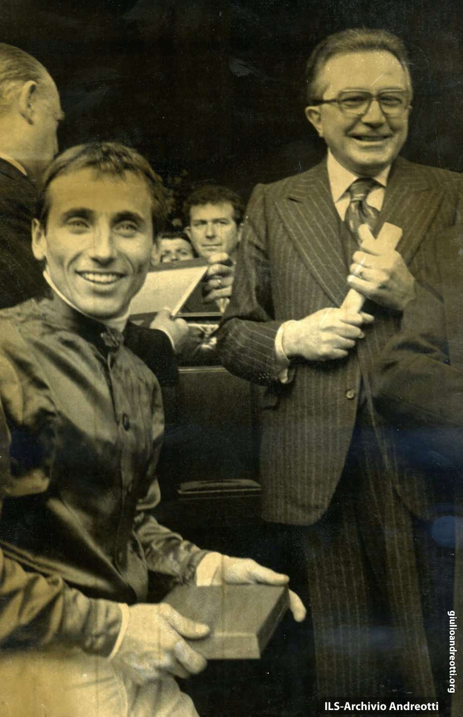 11 aprile 1977. Andreotti premia il fantino George Deleuze, vincitore su Capo Bon del premio Parioli alle Capannelle.