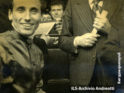 11 aprile 1977. Andreotti premia il fantino George Deleuze, vincitore su Capo Bon del premio Parioli alle Capannelle.