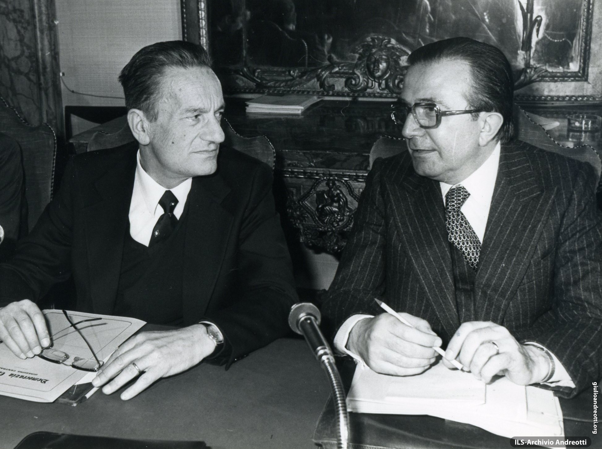 29 aprile 1977. Il Presidente del Consiglio Andreotti con il segretario della DC Zaccagnini durante una riunione della Direzione del Partito.