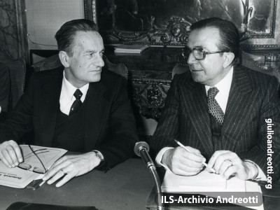 29 aprile 1977. Andreotti con il segretario della DC Zaccagnini.