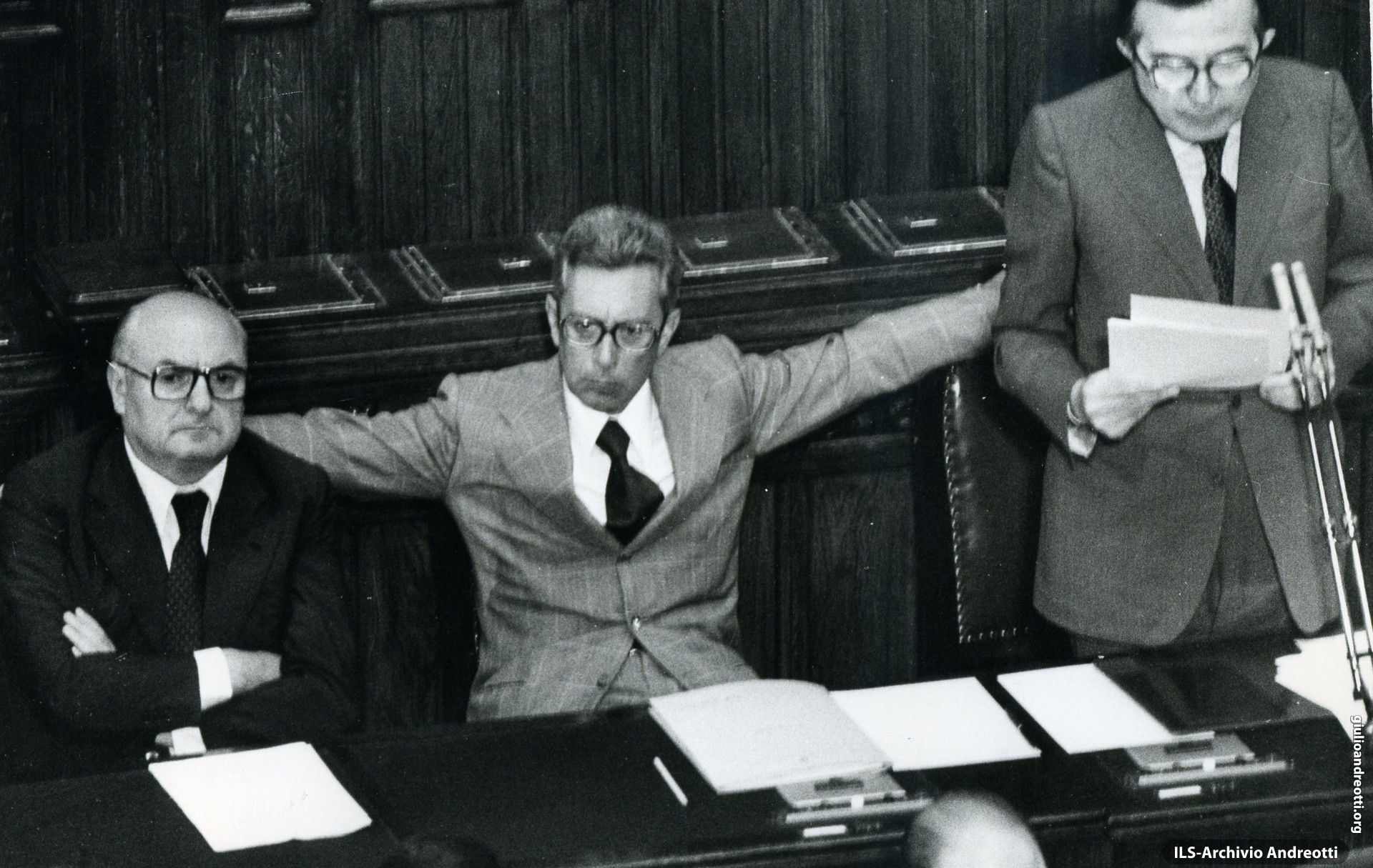 Andreotti parla alla Camera nel 1977. Accanto i ministri Lattanzio e Forlani.