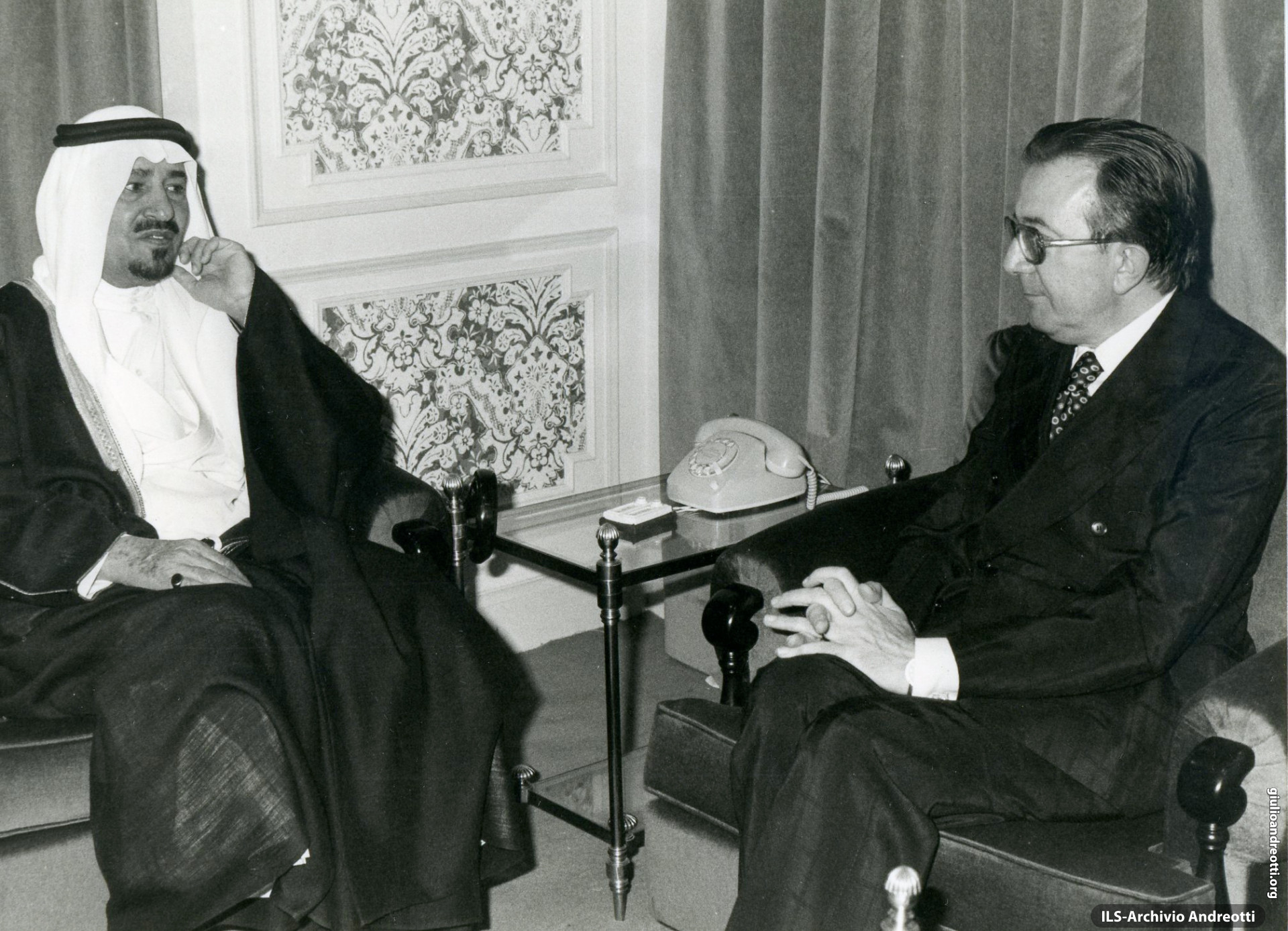 Visita ufficiale in Arabia Saudita. Giulio Andreotti insieme al Re Kalhed il 9 agosto 1977.