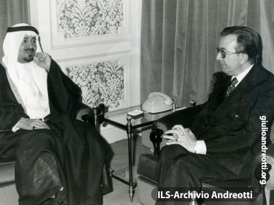 Visita ufficiale in Arabia Saudita. Giulio Andreotti insieme al Re Kalhed il 9 agosto 1977.