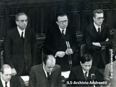 16 marzo 1978. Il governo ascolta, alla Camera, l'annuncio del rapimento di Aldo Moro e del massacro degli uomini della scorta. Accanto ad Andreotti Cossiga, ministro dell'Interno, e Forlani, ministro degli Esteri.