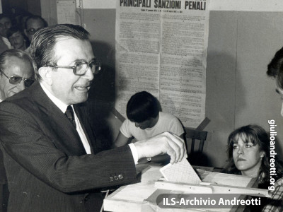 Andreotti vota alle elezioni europee il 21 giugno 1979.