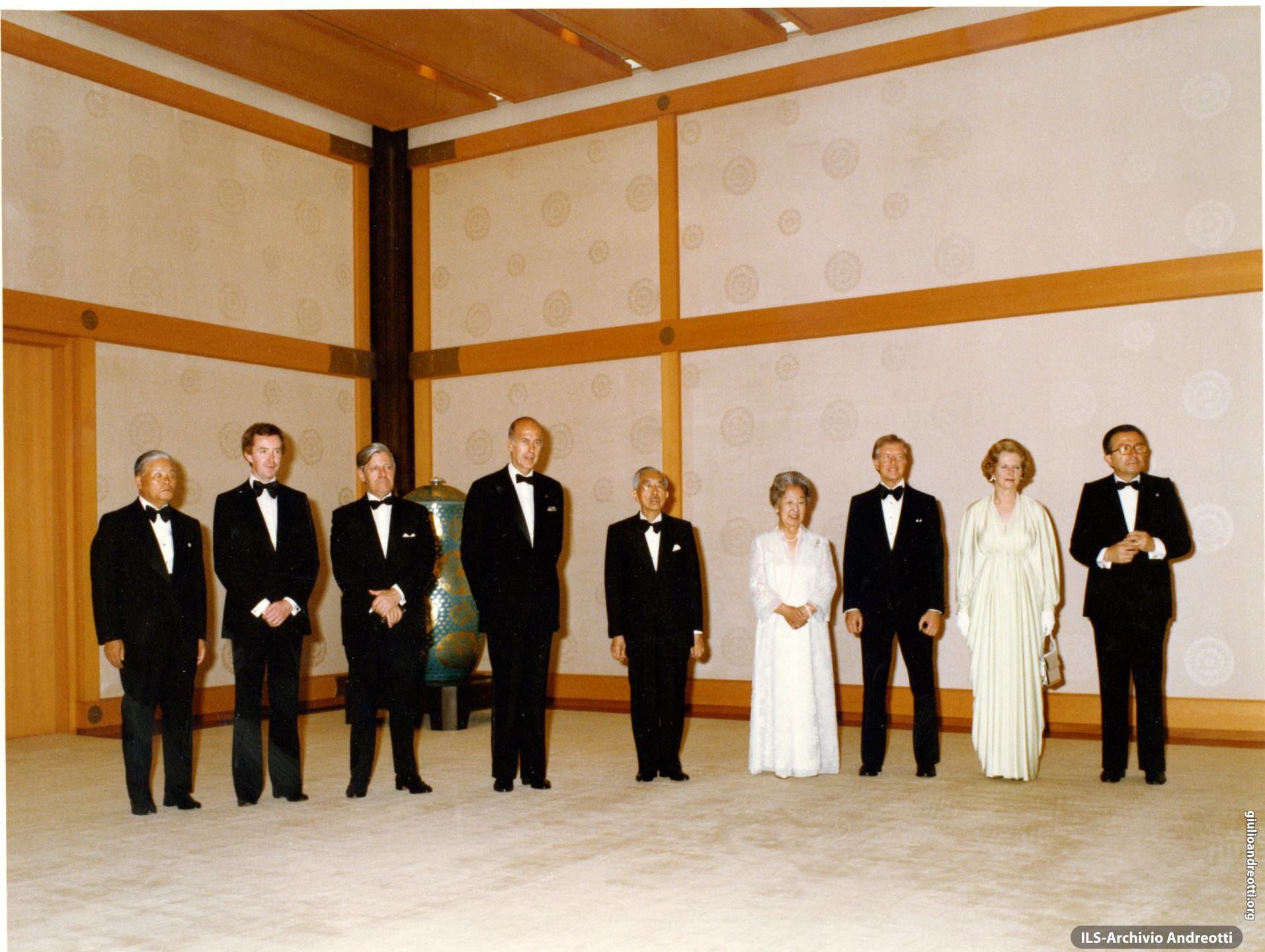 G7 a Tokyo il 28-29 giugno 1979. Da sinistra: il primo ministro giapponese Takeo Fukuda, il primo ministro canadese Joe Clark, il cancelliere tedesco Helmut Schmidt. Il presidente francese Valery Giscard d'Estaing, gli imperatori del Giappone Hirohito e Teimei, il presidente americano Jimmy Carter, il primo ministro britannico Margaret Thatcher e Giulio Andreotti.