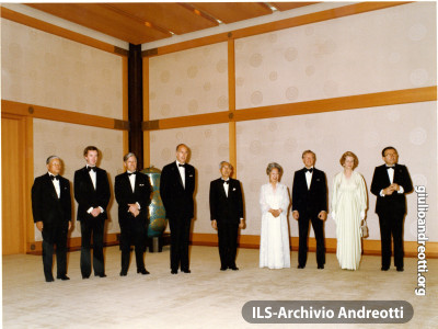 G7 a Tokyo il 28-29 giugno 1979. Da sinistra: il primo ministro giapponese Takeo Fukuda, il primo ministro canadese Joe Clark, il cancelliere tedesco Helmut Schmidt. Il presidente francese Valery Giscard d'Estaing, gli imperatori del Giappone Hirohito e Teimei, il presidente americano Jimmy Carter, il primo ministro britannico Margaret Thatcher e Giulio Andreotti.