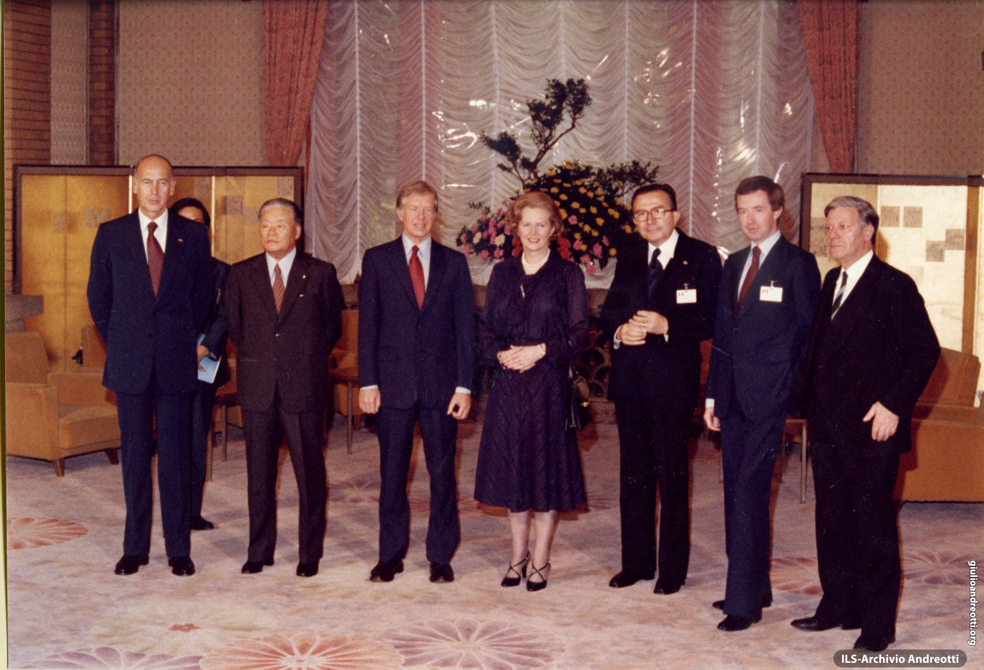 G7 a Tokyo il 28-29 giugno 1979. Da sinistra: Il presidente francese Valery Giscard d'Estaing, il primo ministro giapponese Takeo Fukuda, il presidente americano Jimmy Carter, il primo ministro britannico Margaret Thatcher , Giulio Andreotti. il primo ministro canadese Joe Clark, il cancelliere tedesco Helmut Schmidt