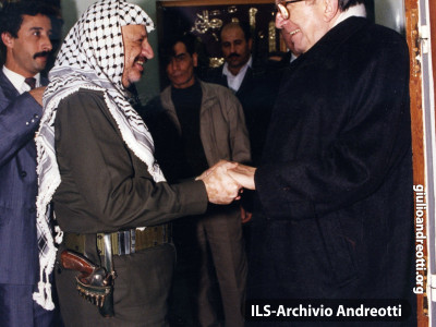 Andreotti accoglie il leader palestinese Yasser Arafat.