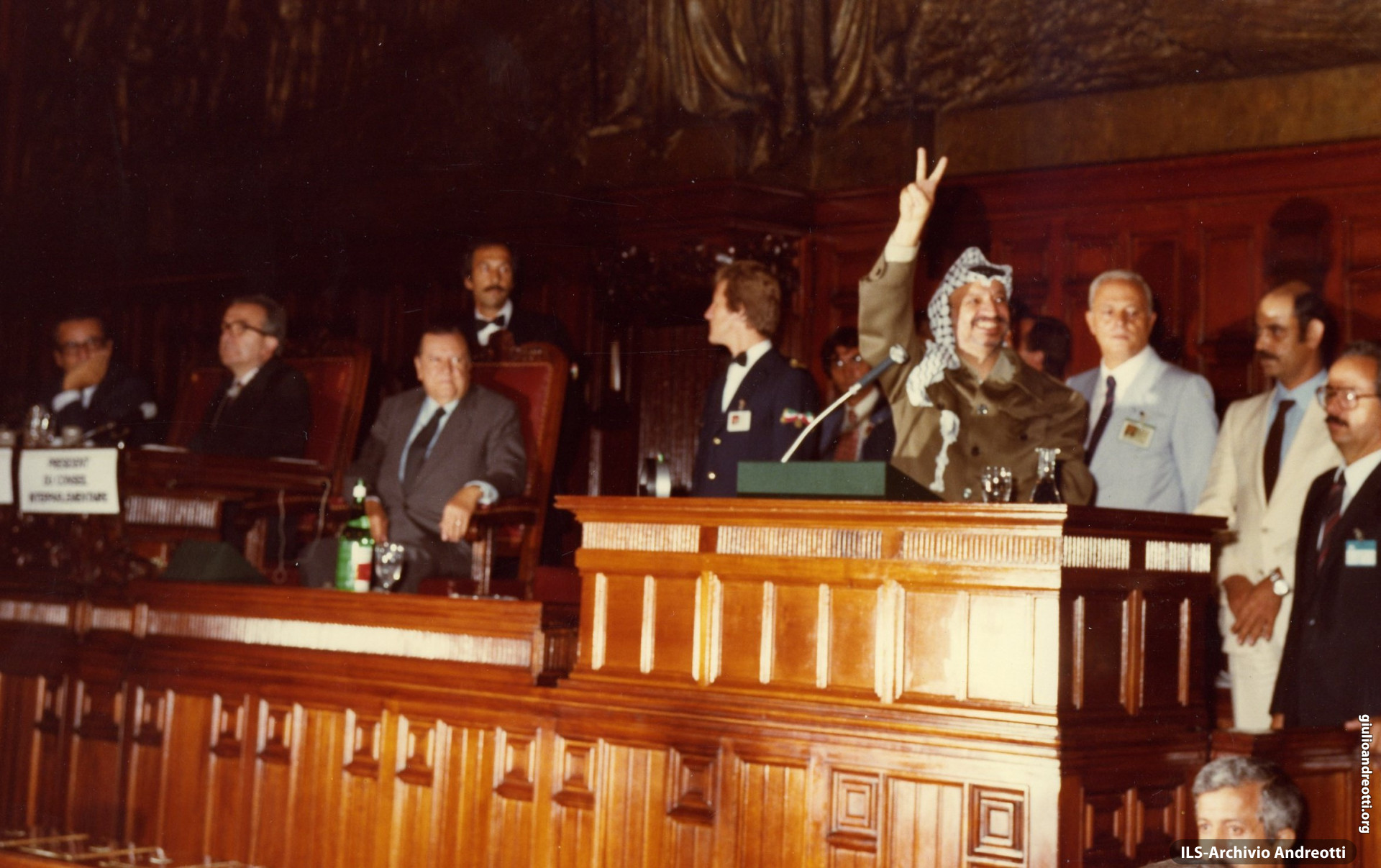 Settembre del 1982. Il leader palestinese Yasser Arafat interviene a Montecitorio all'assemblea della Unione Interparlamentare presieduta da Andreotti.