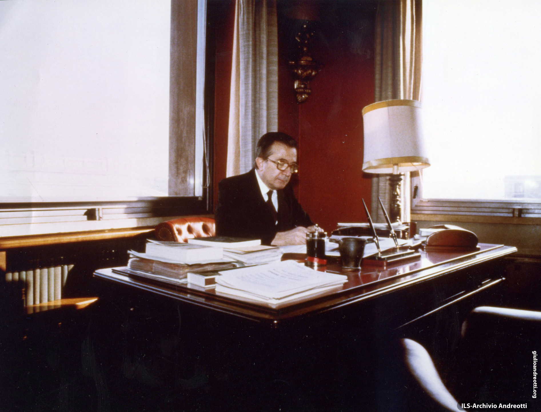 Andreotti nel suo studio di Presidente alla Commissione Esteri della Camera nel 1982.